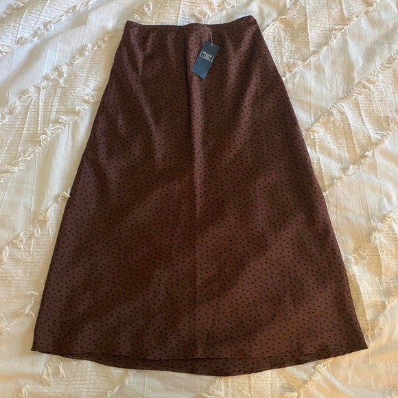 abercrombie and fitch satin dark brown and black polka dot print midi skirt - Picture 2 of 4